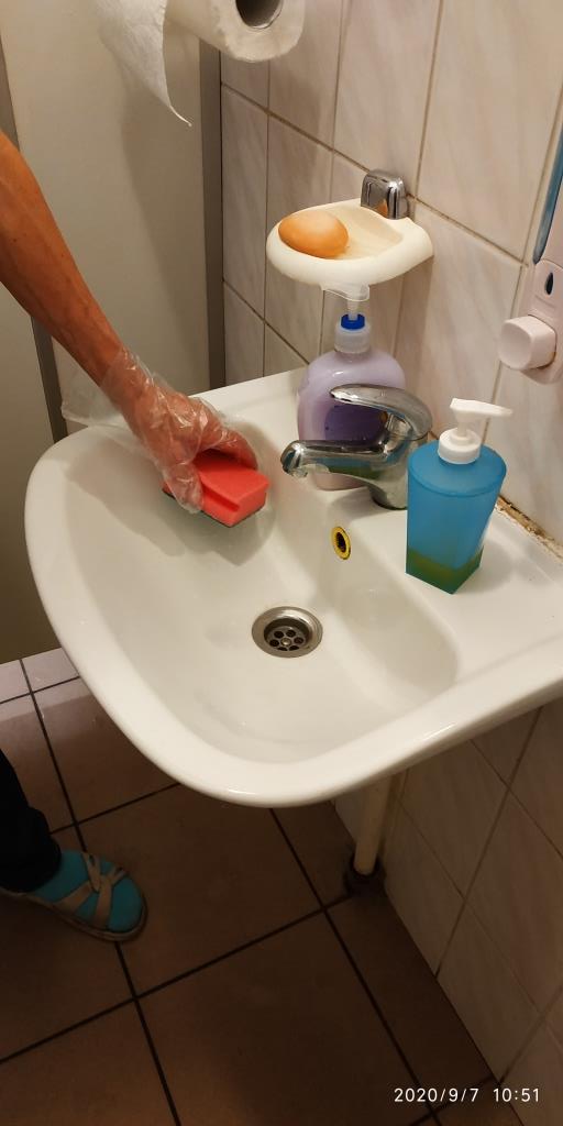 Ежедневное мытье, чистка и дезинфекция раковин для мытья рук, санитарных узлов и контейнеров для мусора